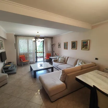 A Flower In ティラナ